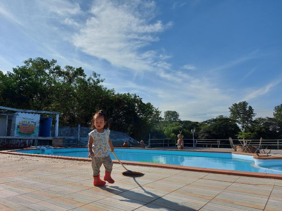 Scenic Riverside Resort Kamphaeng Phet Exterior foto